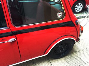 赤いオシャレな車