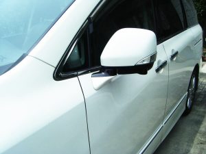白のワゴン車