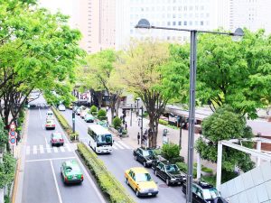 車が行き交う道路